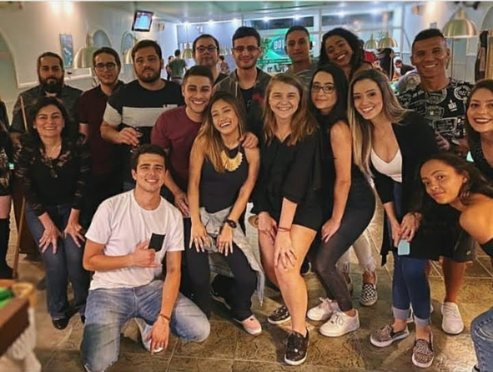 Grupo de amigos comemorando aniversário no Bola Sete Snooker Bar, Centro de São Caetano do Sul